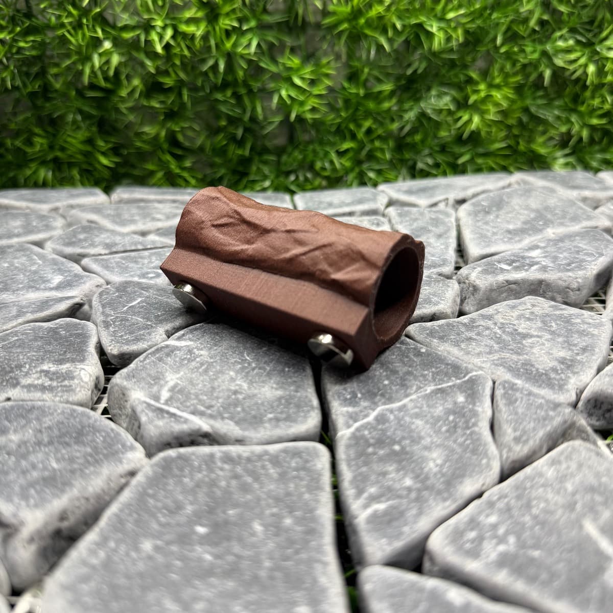 Mini Magnetic Log Hide, adjacent image