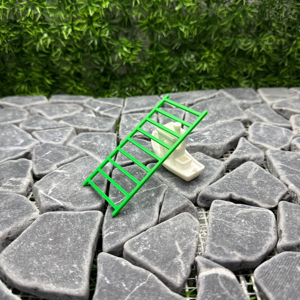 Mini Ladder, adjacent image