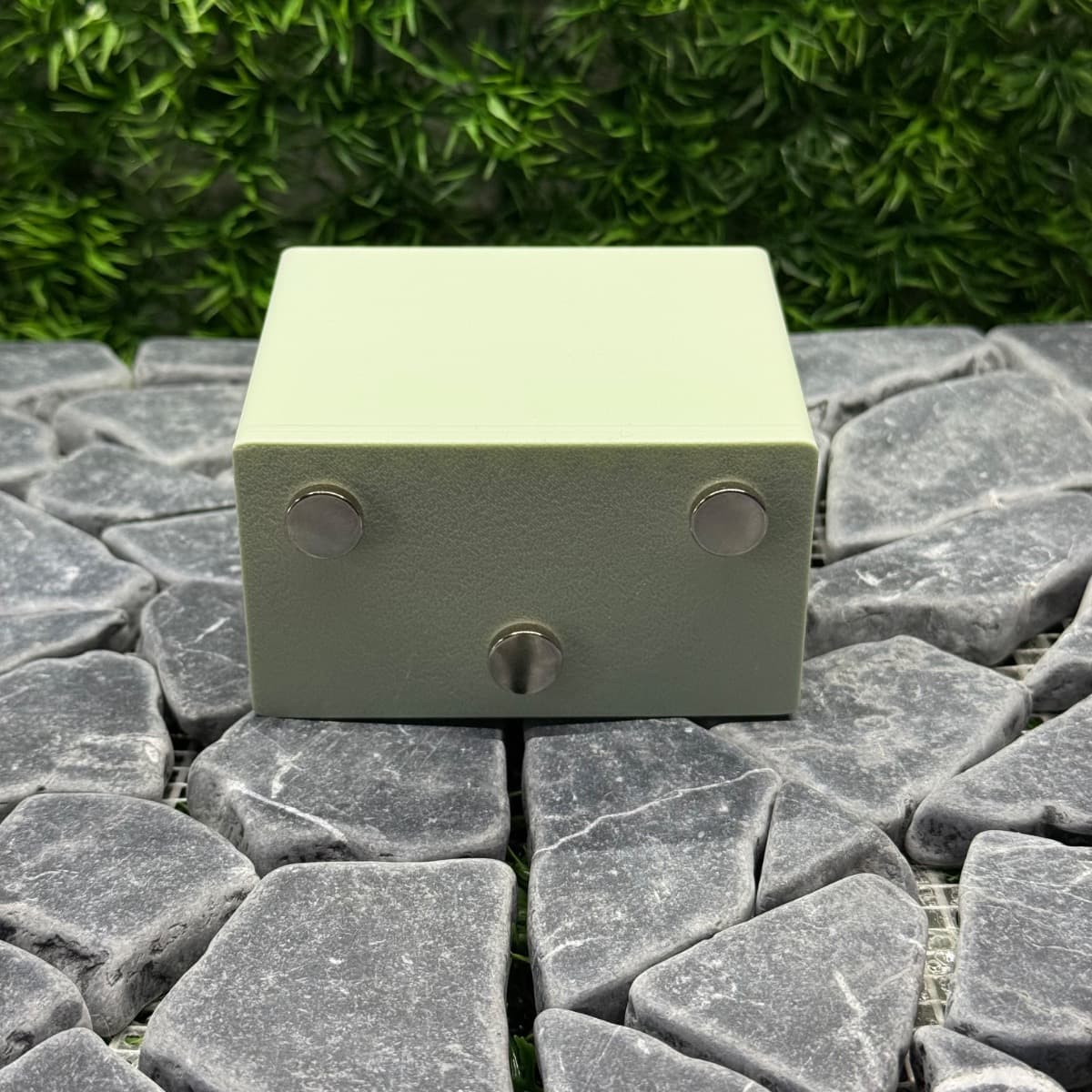 Magnetic Rectangular Hide, adjacent image