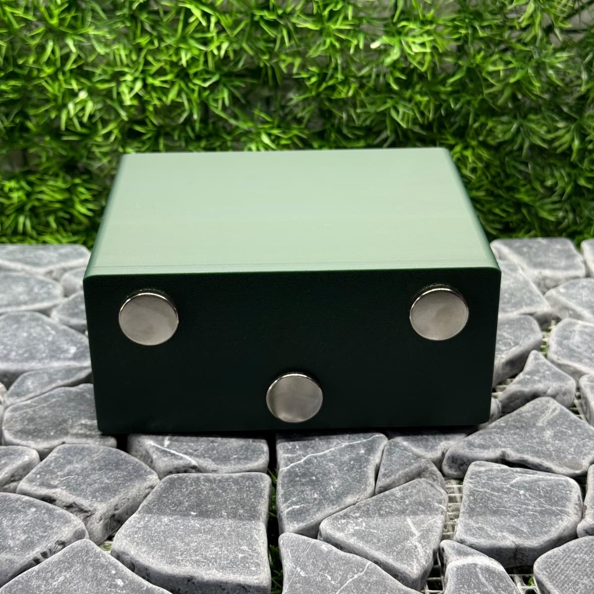 Magnetic Rectangular Hide, adjacent image
